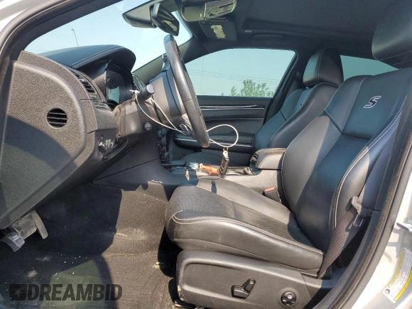 2019 Chrysler 300 S z VIN 2C3CCAGG5KH569376, wystawiony jako Copart lot #60175245 z przebiegiem 67 981 mil mil oraz Szkoda całkowita • Salvage title. Historia ofert i sprzedaży dostępna na DreamBid. Obrazek 7.