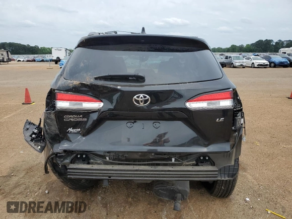 2022 Toyota Corolla Cross LE z VIN 7MUCAAAG9NV024206, wystawiony jako Copart lot #53733855 z przebiegiem 5610 mil mil oraz Szkody całkowita. Historia ofert i sprzedaży dostępna na DreamBid. Obrazek 6.