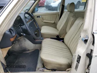1984 Mercedes-Benz 300 D с VIN WDBAB33A4EA064403, выставлен на аукционе Copart как лот 57552434 с пробегом 173 024 миль миль и На запчасти • Non repairable. История ставок и продаж доступна на DreamBid. Изображение 7.