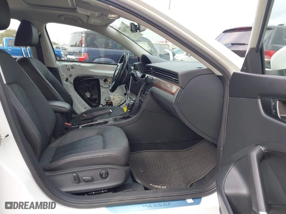 2020 Volkswagen Passat 2.0T SEL with VIN 1VWCA7A36LC004758, listed as a IAAI auction lot 40731847 with 112,972 mi miles. Bid and sale history available at carsss.com. Image 5.