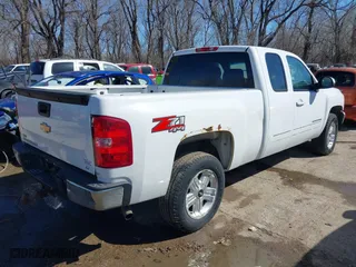 2009 Chevrolet Silverado 1500 LT with VIN 1GCEK29069Z290607, listed as a IAAI auction lot 41752949 with 252,172 mi miles. Bid and sale history available at carsss.com. Image 4.