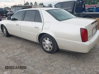 2002 Cadillac DeVille z VIN 1G6KD54Y92U130111, wystawiony jako IAAI lot #42439252 z przebiegiem 194 669 mil mil oraz . Historia ofert i sprzedaży dostępna na DreamBid. Obrazek 3.