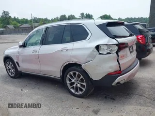 2024 BMW X5 xDrive40i z VIN 5UX23EU07R9S40743, wystawiony jako IAAI lot #40135118 z przebiegiem 303 mil mil oraz . Historia ofert i sprzedaży dostępna na DreamBid. Obrazek 14.