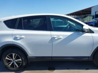 2018 Toyota RAV4 XLE z VIN 2T3WFREV3JW483398, wystawiony jako IAAI lot #41740776 z przebiegiem 70 640 mil mil oraz . Historia ofert i sprzedaży dostępna na DreamBid. Obrazek 14.