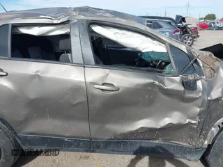 2021 Chevrolet Trax LS z VIN KL7CJKSB5MB307403, wystawiony jako IAAI lot #42060496 z przebiegiem 68 214 mil mil oraz . Historia ofert i sprzedaży dostępna na DreamBid. Obrazek 13.