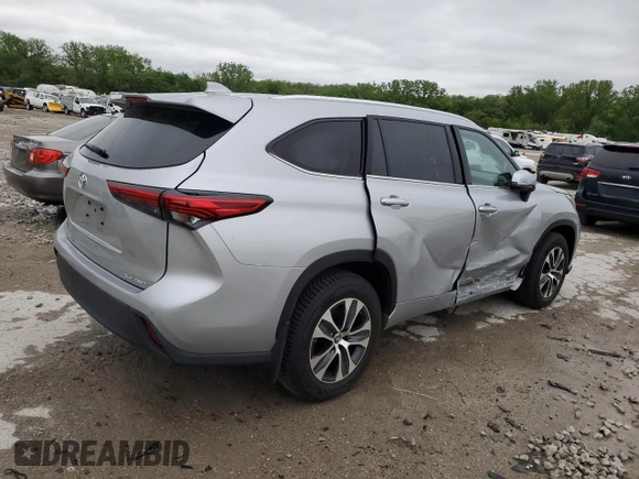 2021 Toyota Highlander XLE with VIN 5TDHZRBH8MS535368, listed as a Copart auction lot 54688095 with 56,480 mi miles and Salvage title. Bid and sale history available at DreamBid. Image 3.