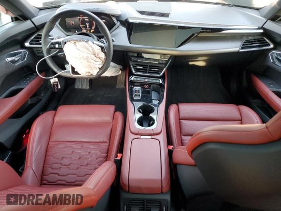 2023 Audi e-tron GT Premium Plus z VIN WAUCJBFW8P7005334, wystawiony jako Copart lot #41005574 z przebiegiem 10 093 mil mil oraz . Historia ofert i sprzedaży dostępna na DreamBid. Obrazek 8.