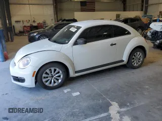 2015 Volkswagen Beetle Fleet Edition z VIN 3VWF17AT1FM615796, wystawiony jako Copart lot #55050615 z przebiegiem 165 136 mil mil oraz Szkoda całkowita • Salvage title. Historia ofert i sprzedaży dostępna na DreamBid. Obrazek 1.