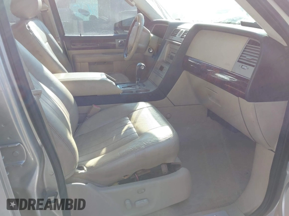 2006 Lincoln Navigator Luxury with VIN 5LMFU28586LJ04892, listed as a IAAI auction lot 41395303 with 124,248 mi miles. Bid and sale history available at carsss.com. Image 5.