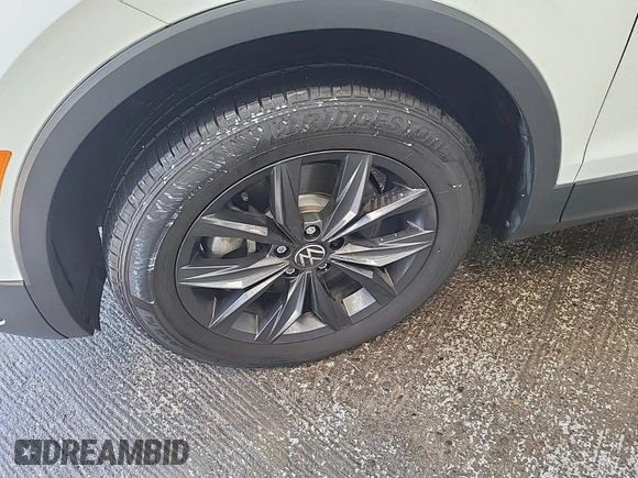 2024 Volkswagen Tiguan SE с VIN 3VV3B7AX4RM085495, выставлен на аукционе IAAI как лот 42796456 с пробегом 34 680 миль миль и . История ставок и продаж доступна на DreamBid. Изображение 52.