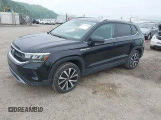 2023 Volkswagen Taos SE z VIN 3VVNX7B22PM330188, wystawiony jako IAAI lot #42219485 z przebiegiem 26 166 mil mil oraz . Historia ofert i sprzedaży dostępna na DreamBid. Obrazek 2.