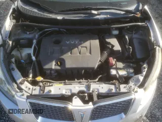 2009 Pontiac Vibe 1SA z VIN 5Y2SP678X9Z456437, wystawiony jako Copart lot #52857525 z przebiegiem 85 913 mil mil oraz Szkody całkowita. Historia ofert i sprzedaży dostępna na DreamBid. Obrazek 12.