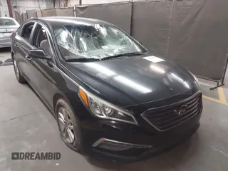 2015 Hyundai Sonata SE z VIN 5NPE24AF8FH178700, wystawiony jako IAAI lot #42223435 z przebiegiem 104 814 mil mil oraz . Historia ofert i sprzedaży dostępna na DreamBid. Obrazek 1.