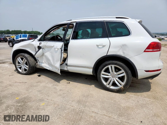 2013 Volkswagen Touareg Exec z VIN WVGEF9BP3DD012463, wystawiony jako Copart lot #57499915 z przebiegiem 104 981 mil mil oraz Szkody całkowita. Historia ofert i sprzedaży dostępna na DreamBid. Obrazek 2.