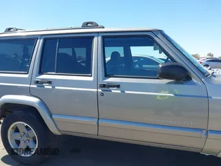 2000 Jeep Cherokee Classic with VIN 1J4FF58S5YL260331, listed as a IAAI auction lot 41584008 with 224,100 mi miles. Bid and sale history available at carsss.com. Image 14.