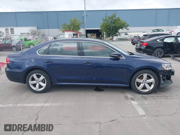 2012 Volkswagen Passat SE z VIN 1VWBP7A39CC056590, wystawiony jako IAAI lot #41879975 z przebiegiem 76 125 mil mil oraz . Historia ofert i sprzedaży dostępna na DreamBid. Obrazek 14.