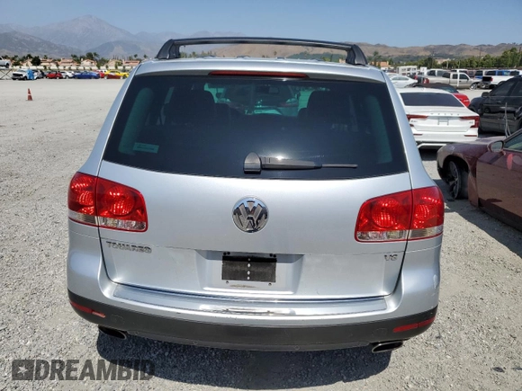 2005 Volkswagen Touareg z VIN WVGCM77L95D014940, wystawiony jako Copart lot #60156795 z przebiegiem 114 551 mil mil oraz Czysty tytuł • Clean title. Historia ofert i sprzedaży dostępna na DreamBid. Obrazek 6.