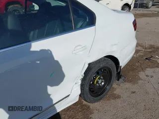 2017 Volkswagen Jetta SEL z VIN 3VWL17AJ0HM258163, wystawiony jako IAAI lot #41853477 z przebiegiem 48 243 mil mil oraz . Historia ofert i sprzedaży dostępna na DreamBid. Obrazek 6.