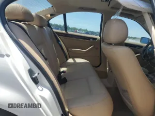 2005 BMW 3 Series 325i z VIN WBAEV33455KW18334, wystawiony jako Copart lot #57712465 z przebiegiem 157 576 mil mil oraz Szkoda całkowita • Salvage title. Historia ofert i sprzedaży dostępna na DreamBid. Obrazek 10.