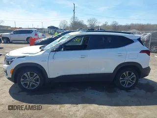 2023 Kia Seltos S z VIN KNDEUCAAXP7394658, wystawiony jako IAAI lot #42051398 z przebiegiem 68 256 mil mil oraz . Historia ofert i sprzedaży dostępna na DreamBid. Obrazek 15.
