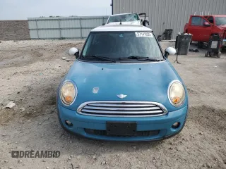 2010 MINI Hardtop z VIN WMWMF3C55ATZ21524, wystawiony jako Copart lot #57141035 z przebiegiem 155 043 mil mil oraz Nie do naprawy • Non repairable. Historia ofert i sprzedaży dostępna na DreamBid. Obrazek 5.