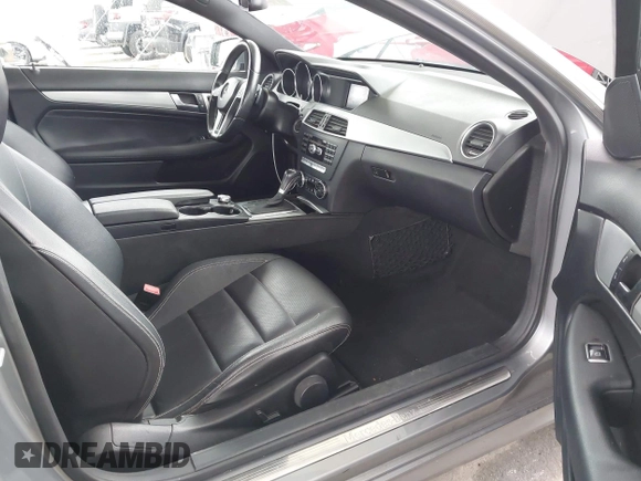 2013 Mercedes-Benz C 250 z VIN WDDGJ4HB7DG068579, wystawiony jako IAAI lot #42179847 z przebiegiem 117 575 mil mil oraz . Historia ofert i sprzedaży dostępna na DreamBid. Obrazek 5.