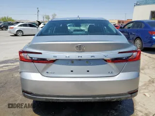 2025 Toyota Camry LE z VIN 4T1DAACKXSU033239, wystawiony jako Copart lot #58013215 z przebiegiem 17 008 mil mil oraz Czysty tytuł • Clean title. Historia ofert i sprzedaży dostępna na DreamBid. Obrazek 6.