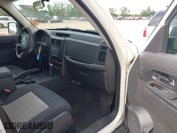 2010 Jeep Liberty Sport z VIN 1J4PN2GKXAW113367, wystawiony jako IAAI lot #42743577 z przebiegiem 118 063 mil mil oraz . Historia ofert i sprzedaży dostępna na DreamBid. Obrazek 5.