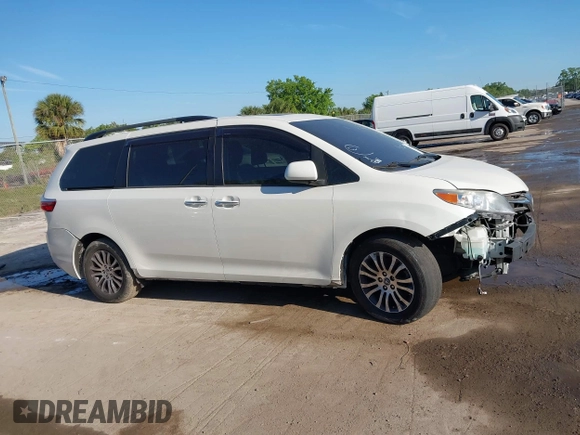 2018 Toyota Sienna XLE Auto Access Seat with VIN 5TDYZ3DC9JS960124, listed as a IAAI auction lot 41674758 with 109,021 mi miles. Bid and sale history available at carsss.com. Image 13.