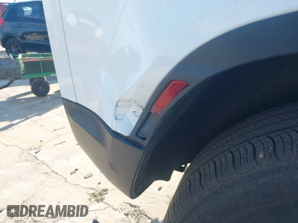 2023 Land Rover Defender z VIN SALEK7EX7P2149611, wystawiony jako IAAI lot #41238040 z przebiegiem 25 022 mil mil oraz . Historia ofert i sprzedaży dostępna na DreamBid. Obrazek 14.