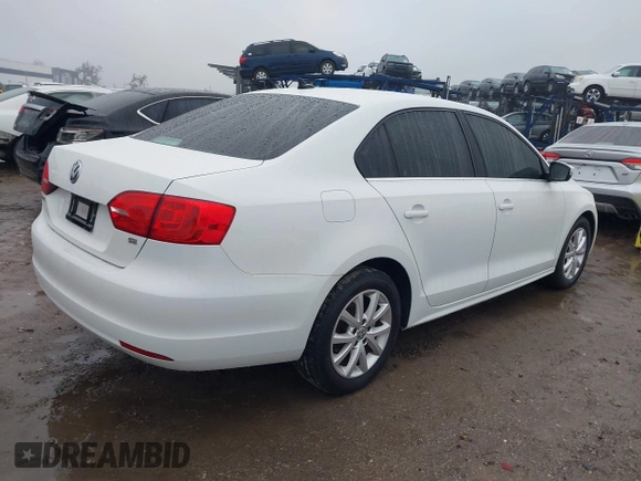 2014 Volkswagen Jetta Sedan SE w/Connectivity with VIN 3VWD07AJ7EM330558, listed as a IAAI auction lot 41353302 with 128,382 mi miles. Bid and sale history available at carsss.com. Image 4.