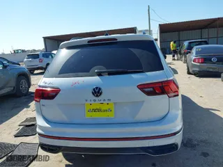 2022 Volkswagen Tiguan SE R-Line Black with VIN 3VVCB7AX4NM165115, listed as a IAAI auction lot 41624320 with 18,074 mi miles. Bid and sale history available at carsss.com. Image 16.