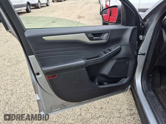 2022 Ford Escape SE z VIN 1FMCU0G65NUB40925, wystawiony jako IAAI lot #42841804 z przebiegiem 54 950 mil mil oraz . Historia ofert i sprzedaży dostępna na DreamBid. Obrazek 18.