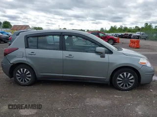 2012 Nissan Versa S z VIN 3N1BC1CP7CK800017, wystawiony jako IAAI lot #42270666 z przebiegiem 152 790 mil mil oraz . Historia ofert i sprzedaży dostępna na DreamBid. Obrazek 13.