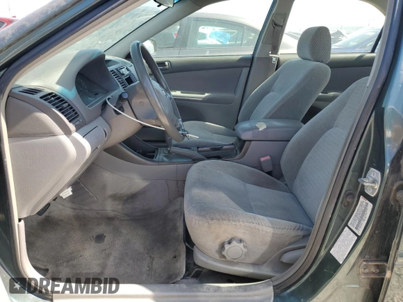 2002 Toyota Camry LE z VIN JTDBE32K120068644, wystawiony jako Copart lot #61168915 z przebiegiem 210 149 mil mil oraz Czysty tytuł • Clean title. Historia ofert i sprzedaży dostępna na DreamBid. Obrazek 7.