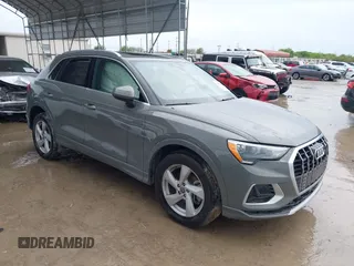 2020 Audi Q3 Premium z VIN WA1AECF30L1052472, wystawiony jako IAAI lot #41886809 z przebiegiem 101 600 mil mil oraz . Historia ofert i sprzedaży dostępna na DreamBid. Obrazek 1.