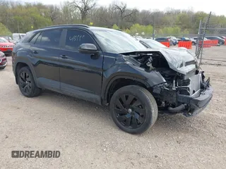 2024 Volkswagen Atlas SE z VIN 1V2KE2CA5RC227558, wystawiony jako IAAI lot #41645555 z przebiegiem 22 117 mil mil oraz . Historia ofert i sprzedaży dostępna na DreamBid. Obrazek 1.