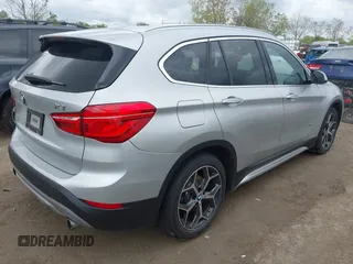 2017 BMW X1 xDrive28i z VIN WBXHT3Z38H4A58246, wystawiony jako IAAI lot #42160921 z przebiegiem 106 795 mil mil oraz . Historia ofert i sprzedaży dostępna na DreamBid. Obrazek 4.