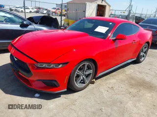 2024 Ford Mustang EcoBoost z VIN 1FA6P8TH8R5146979, wystawiony jako IAAI lot #42017450 z przebiegiem 6 253 mil mil oraz . Historia ofert i sprzedaży dostępna na DreamBid. Obrazek 2.