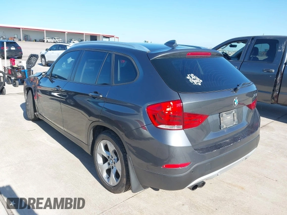 2014 BMW X1 sDrive28i z VIN WBAVM1C57EVW47767, wystawiony jako IAAI lot #41867313 z przebiegiem 90 431 mil mil oraz . Historia ofert i sprzedaży dostępna na DreamBid. Obrazek 3.