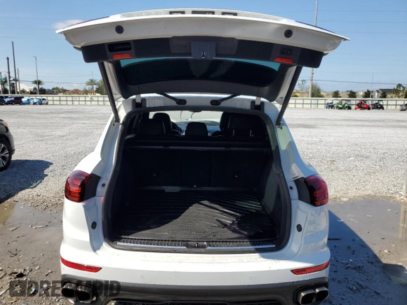 2015 Porsche Cayenne Turbo z VIN WP1AC2A21FLA81202, wystawiony jako Copart lot #45562605 z przebiegiem 72 979 mil mil oraz Szkoda całkowita • Salvage title. Historia ofert i sprzedaży dostępna na DreamBid. Obrazek 6.