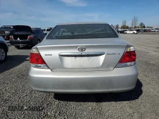 2005 Toyota Camry STD z VIN 4T1BE32KX5U540557, wystawiony jako Copart lot #50408435 z przebiegiem 268 848 mil mil oraz Szkoda całkowita • Salvage title. Historia ofert i sprzedaży dostępna na DreamBid. Obrazek 6.