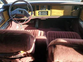 1985 Cadillac Eldorado z VIN 1G6EL5787FE663828, wystawiony jako Copart lot #47460755 z przebiegiem 91 853 mil mil oraz Tytuł czysty. Historia ofert i sprzedaży dostępna na DreamBid. Obrazek 8.