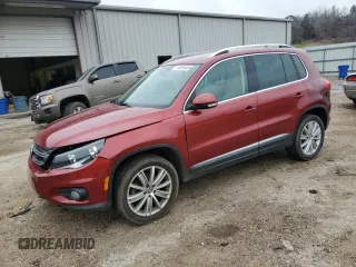 2012 Volkswagen Tiguan SE z VIN WVGAV7AX5CW002690, wystawiony jako Copart lot #44954455 z przebiegiem 148 918 mil mil oraz Szkody całkowita. Historia ofert i sprzedaży dostępna na DreamBid. Obrazek 1.