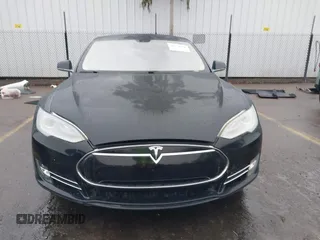 2013 Tesla Model S с VIN 5YJSA1CN0DFP20408, выставлен на аукционе IAAI как лот 41524470 с пробегом Не указан миль и . История ставок и продаж доступна на DreamBid. Изображение 13.
