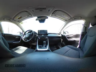 2021 Toyota RAV4 XLE z VIN 2T3W1RFV5MW118836, wystawiony jako IAAI lot #42031596 z przebiegiem 56 712 mil mil oraz . Historia ofert i sprzedaży dostępna na DreamBid. Obrazek 19.