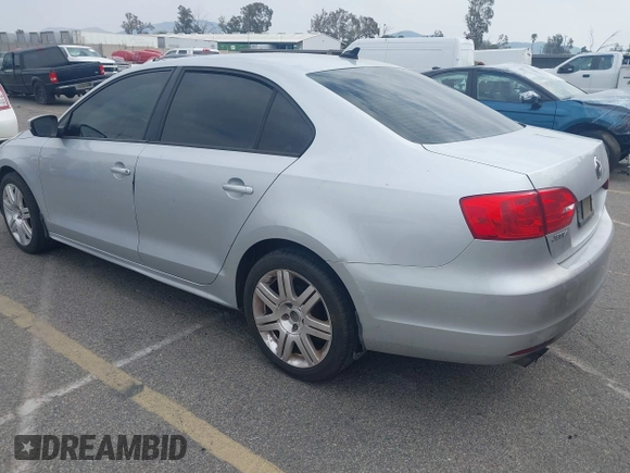 2014 Volkswagen Jetta SE z VIN 3VWD17AJ2EM226153, wystawiony jako IAAI lot #41907079 z przebiegiem 172 595 mil mil oraz . Historia ofert i sprzedaży dostępna na DreamBid. Obrazek 3.