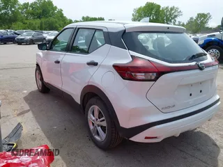 2022 Nissan Kicks S z VIN 3N1CP5BV3NL523119, wystawiony jako IAAI lot #42122504 z przebiegiem 28 062 mil mil oraz . Historia ofert i sprzedaży dostępna na DreamBid. Obrazek 3.