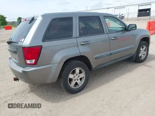 2007 Jeep Grand Cherokee Laredo z VIN 1J8GR48K77C660281, wystawiony jako IAAI lot #42293216 z przebiegiem 242 714 mil mil oraz . Historia ofert i sprzedaży dostępna na DreamBid. Obrazek 4.