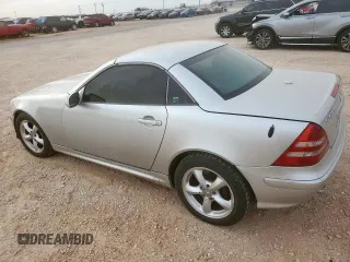 2001 Mercedes-Benz SLK 230/320 z VIN WDBKK65F91F228336, wystawiony jako Copart lot #56834915 z przebiegiem 127 224 mil mil oraz Szkody całkowita. Historia ofert i sprzedaży dostępna na DreamBid. Obrazek 2.